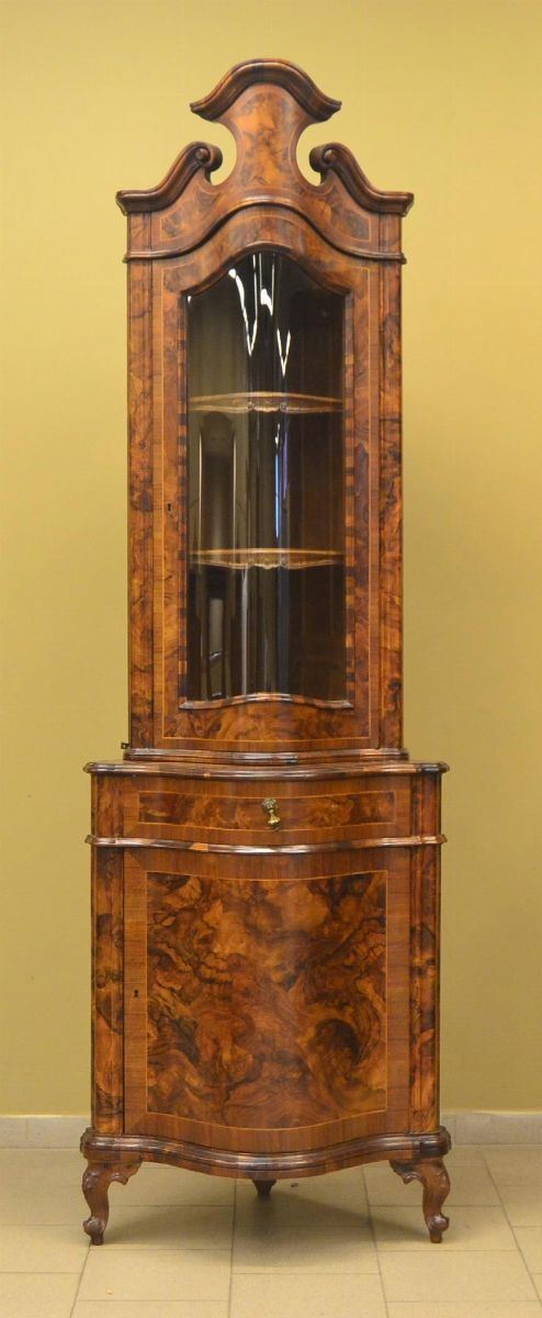Angoliera, in stile 700, in radica, due sportelli&nbsp;&nbsp;&nbsp;&nbsp;&nbsp;&nbsp;&nbsp;&nbsp;&nbsp;&nbsp;&nbsp;&nbsp;&nbsp;&nbsp;&nbsp;&nbsp;&nbsp;&nbsp;&nbsp;&nbsp;&nbsp;&nbsp;&nbsp;&nbsp;&nbsp;  - Asta ASTA A TEMPO - MOBILI, DIPINTI, OGGETTI D'ARTE - Poggio Bracciolini Casa d'Aste