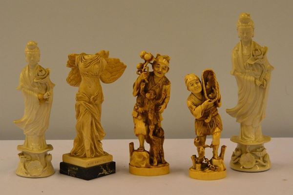 Cinque sculturine, sec. XX, in porcellana e avoriolina,                   
