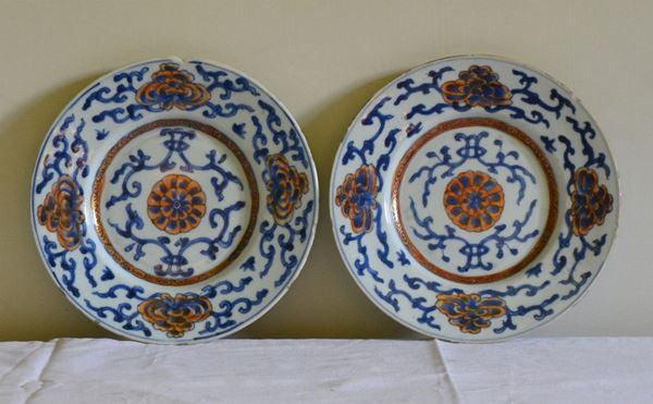 Coppia di piatti, arte orientale sec XIX, in maiolica                     