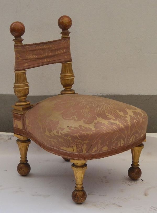 Piccola poltroncina, sec. XX, in legno laccato                            