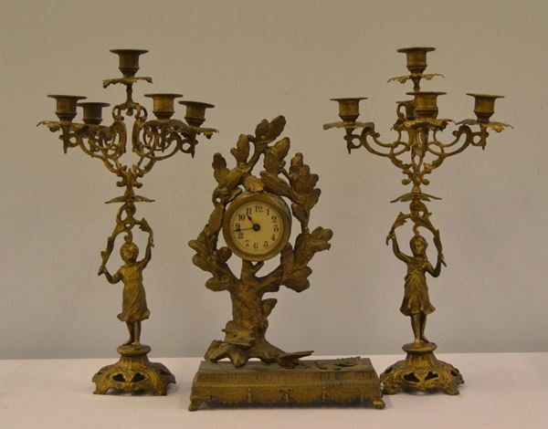 Trittico, sec. XIX, in metallo dorato, composto da orologio e&nbsp;&nbsp;&nbsp;&nbsp;&nbsp;&nbsp;&nbsp;&nbsp;&nbsp;&nbsp;&nbsp;&nbsp;&nbsp;