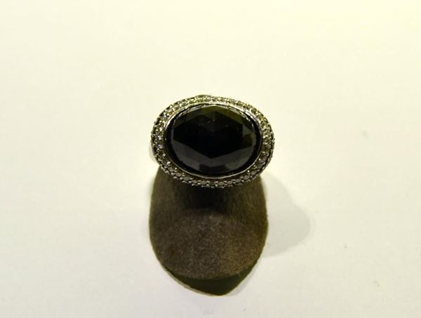 ANELLO IN ORO BIANCO, DIAMANTI E PIETRA                                   