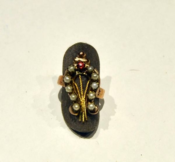 ANELLO IN ORO GIALLO A BASSO TITOLO E PERLE