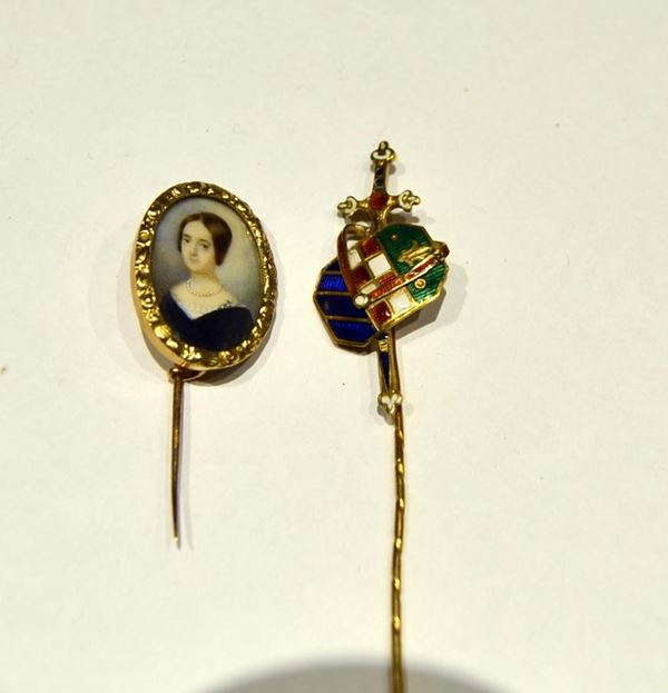 SPILLO IN ORO GIALLO CON MINIATURA                                                                                                                                          