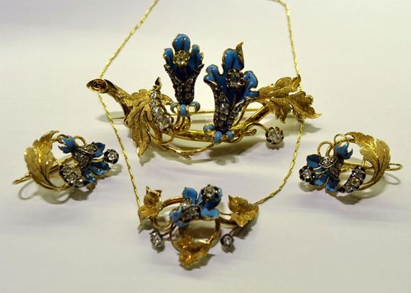 PARURE, IN ORO GIALLO,  DIAMANTI E SMALTI COMPOSTA DA SPILLA, PAIO DI ORECCHINI E COLLANA                   