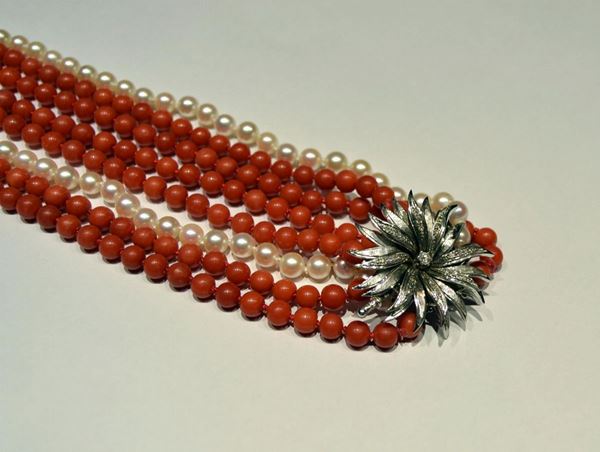 COLLANA IN ORO BIANCO, CORALLO E PERLE