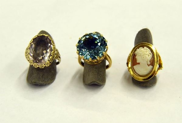 TRE ANELLI IN ORO GIALLO, QUARZI E CAMMEO
