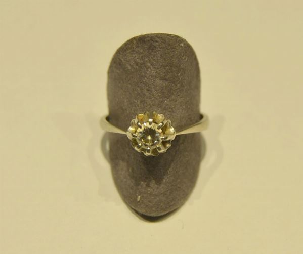 ANELLO IN ORO BIANCO E DIAMANTE  - Asta GIOIELLI, ARGENTI, MOBILI E DIPINTI - Poggio Bracciolini Casa d'Aste