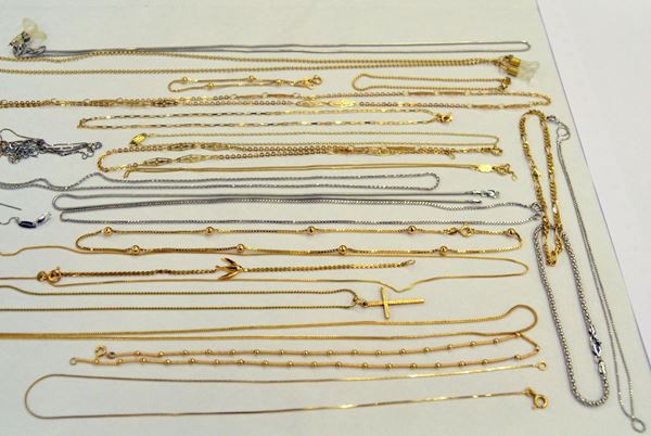 LOTTO DI DICIASSETTE COLLANE, CINQUE BRACCIALI,