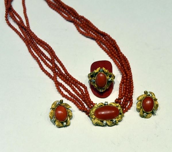 PARURE , IN ORO GIALLO, CORALLO E DIAMANTI, COMPOSTA                      
