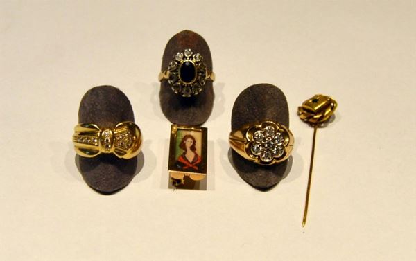LOTTO DI TRE ANELLI , PORTAFOTO E SPILLO IN ORO GIALLO,                     - Asta GIOIELLI, ARGENTI, MOBILI E DIPINTI - Poggio Bracciolini Casa d'Aste