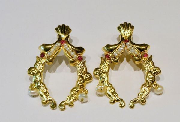 PAIO DI ORECCHINI, IN ORO GIALLO PERLE E RUBINI&nbsp;&nbsp;&nbsp;&nbsp;&nbsp;&nbsp;&nbsp;&nbsp;&nbsp;&nbsp;&nbsp;&nbsp;&nbsp;&nbsp;&nbsp;&nbsp;&nbsp;&nbsp;&nbsp;&nbsp;&nbsp;&nbsp;&nbsp;&nbsp;&nbsp;&nbsp;&nbsp;
