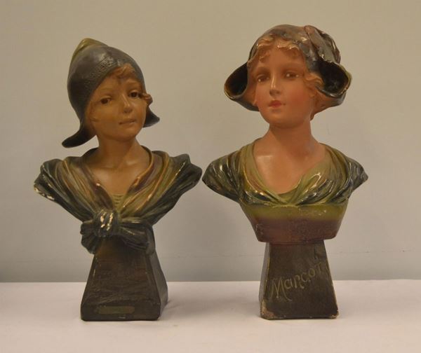 Due sculture, sec. XX, in gesso, raffiguranti                             
