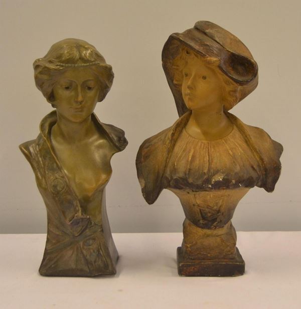 Due sculture, sec. XX, in gesso, raffiguranti                             