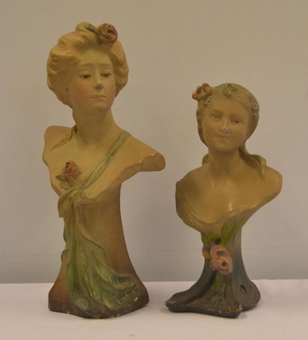 Due sculture, sec. XX, in gesso, raffiguranti                             
