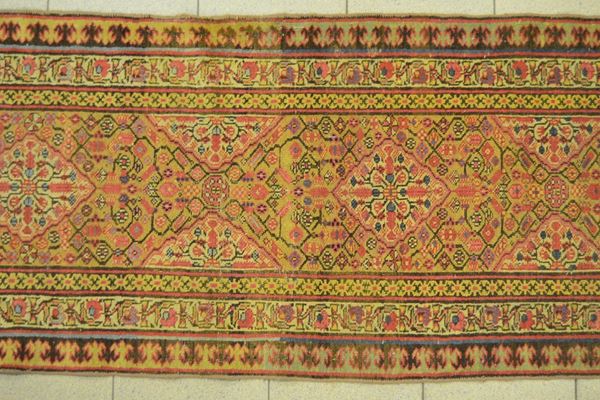 Galleria persiana, inizi sec. XX, fondo rosso&nbsp;&nbsp;&nbsp;&nbsp;&nbsp;&nbsp;&nbsp;&nbsp;&nbsp;&nbsp;&nbsp;&nbsp;&nbsp;&nbsp;&nbsp;&nbsp;&nbsp;&nbsp;&nbsp;&nbsp;&nbsp;&nbsp;&nbsp;&nbsp;&nbsp;&nbsp;&nbsp;&nbsp;&nbsp;  - Asta GIOIELLI, ARGENTI, MOBILI E DIPINTI - Poggio Bracciolini Casa d'Aste