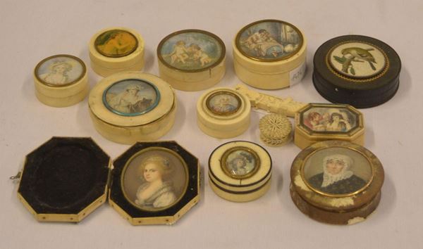 Undici scatoline, fine sec. XIX, in avorio e legno, coperchio con&nbsp;&nbsp;&nbsp;&nbsp;&nbsp;&nbsp;&nbsp;&nbsp;&nbsp;