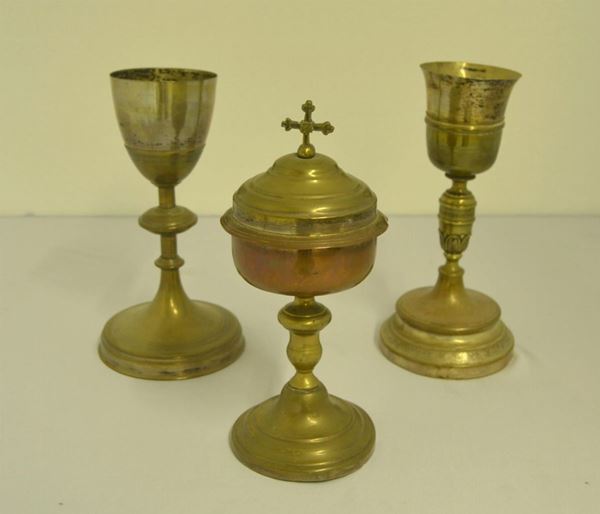 DUE CALICI E PISSIDE, SEC. XX  - Asta GIOIELLI, ARGENTI, MOBILI E DIPINTI - Poggio Bracciolini Casa d'Aste