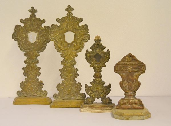 Quattro reliquiari, sec. XVIII, in metallo sbalzato,&nbsp;&nbsp;&nbsp;&nbsp;&nbsp;&nbsp;&nbsp;&nbsp;&nbsp;&nbsp;&nbsp;&nbsp;&nbsp;&nbsp;&nbsp;&nbsp;&nbsp;&nbsp;&nbsp;&nbsp;&nbsp;&nbsp;  - Asta GIOIELLI, ARGENTI, MOBILI E DIPINTI - Poggio Bracciolini Casa d'Aste