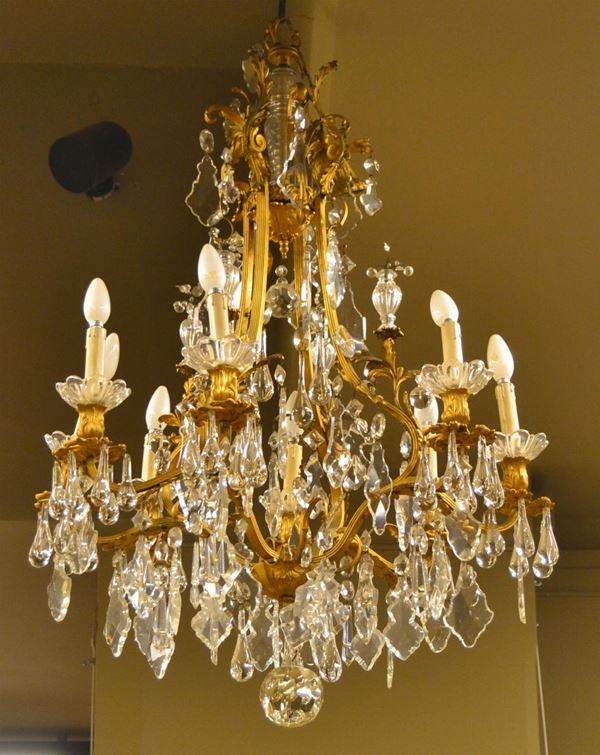 Lampadario, inizi sec. XX, in bronzo lavorato a foglie,&nbsp;&nbsp;&nbsp;&nbsp;&nbsp;&nbsp;&nbsp;&nbsp;&nbsp;&nbsp;&nbsp;&nbsp;&nbsp;&nbsp;&nbsp;&nbsp;&nbsp;&nbsp;&nbsp;