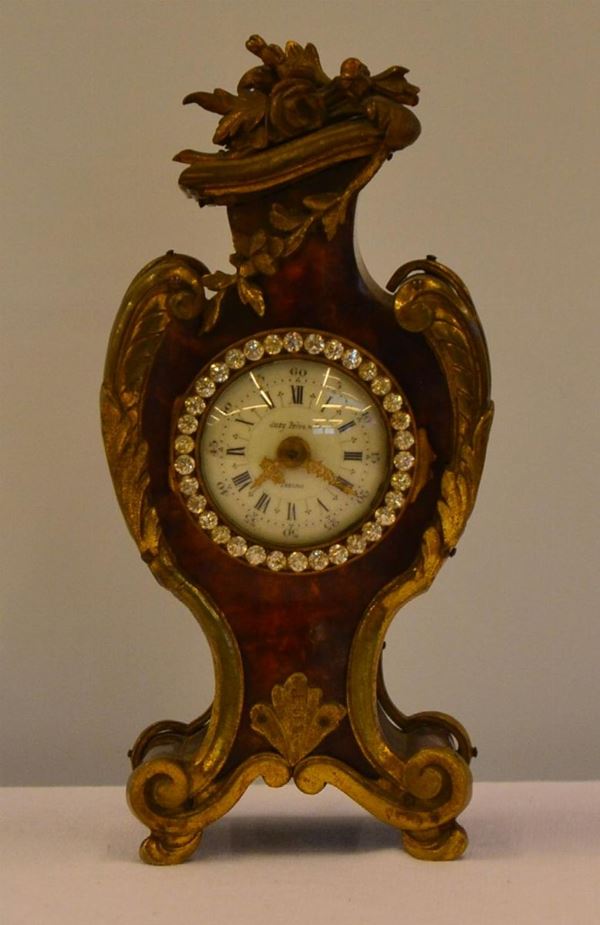 Orologio da tavolo, inizi sec. XX, cassa&nbsp;&nbsp;&nbsp;&nbsp;&nbsp;&nbsp;&nbsp;&nbsp;&nbsp;&nbsp;&nbsp;&nbsp;&nbsp;&nbsp;&nbsp;&nbsp;&nbsp;&nbsp;&nbsp;&nbsp;&nbsp;&nbsp;&nbsp;&nbsp;&nbsp;&nbsp;&nbsp;&nbsp;&nbsp;&nbsp;&nbsp;&nbsp;&nbsp;&nbsp;