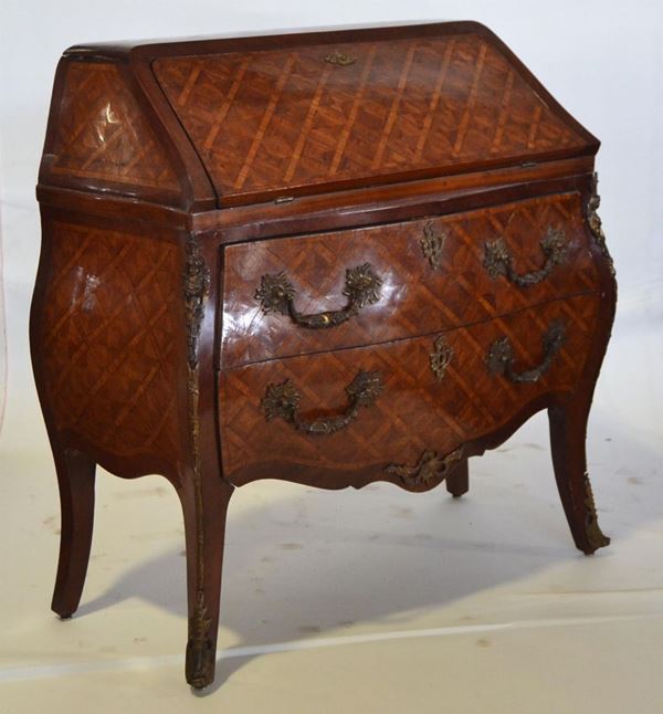 Cassettone a ribalta, in stile '700, in noce intarsiato,&nbsp;&nbsp;&nbsp;&nbsp;&nbsp;&nbsp;&nbsp;&nbsp;&nbsp;&nbsp;&nbsp;&nbsp;&nbsp;&nbsp;&nbsp;&nbsp;&nbsp;&nbsp;  - Asta GIOIELLI, ARGENTI, MOBILI E DIPINTI - Poggio Bracciolini Casa d'Aste