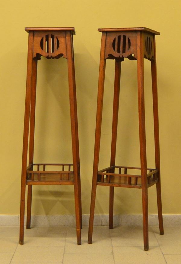 Coppia di etagère sec. XX, in noce