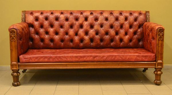 Divano capitonne', Inghilterra, sec. XX, fusto in rovere