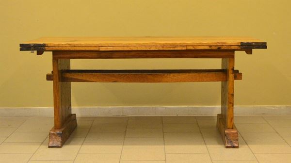 Tavolo, sec. XX, in legno dolce,&nbsp;&nbsp;&nbsp;&nbsp;&nbsp;&nbsp;&nbsp;&nbsp;&nbsp;&nbsp;&nbsp;&nbsp;&nbsp;&nbsp;&nbsp;&nbsp;&nbsp;&nbsp;&nbsp;&nbsp;&nbsp;&nbsp;&nbsp;&nbsp;&nbsp;&nbsp;&nbsp;&nbsp;&nbsp;&nbsp;&nbsp;&nbsp;&nbsp;&nbsp;&nbsp;&nbsp;&nbsp;&nbsp;&nbsp;&nbsp;&nbsp;&nbsp;