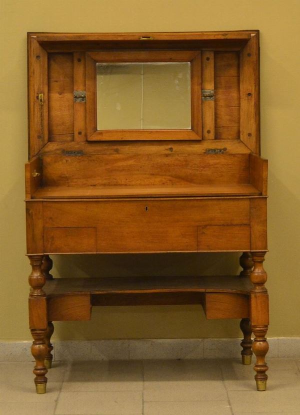 Toilette, inizi sec. XX, in noce, piano da alzarsi con&nbsp;&nbsp;&nbsp;&nbsp;&nbsp;&nbsp;&nbsp;&nbsp;&nbsp;&nbsp;&nbsp;&nbsp;&nbsp;&nbsp;&nbsp;&nbsp;&nbsp;&nbsp;&nbsp;&nbsp;