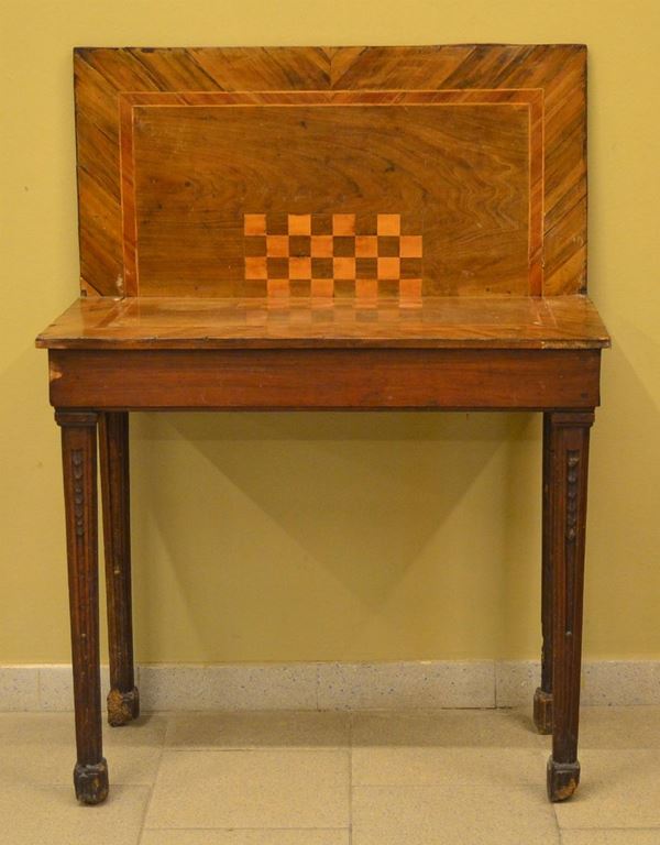 Tavolino da gioco, sec. XVIII, in noce, piano a&nbsp;&nbsp;&nbsp;&nbsp;&nbsp;&nbsp;&nbsp;&nbsp;&nbsp;&nbsp;&nbsp;&nbsp;&nbsp;&nbsp;&nbsp;&nbsp;&nbsp;&nbsp;&nbsp;&nbsp;&nbsp;&nbsp;&nbsp;&nbsp;&nbsp;&nbsp;&nbsp;