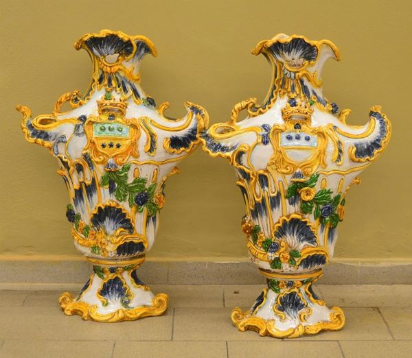 Coppia di vasi, sec. XX, in terracotta&nbsp;&nbsp;&nbsp;&nbsp;&nbsp;&nbsp;&nbsp;&nbsp;&nbsp;&nbsp;&nbsp;&nbsp;&nbsp;&nbsp;&nbsp;&nbsp;&nbsp;&nbsp;&nbsp;&nbsp;&nbsp;&nbsp;&nbsp;&nbsp;&nbsp;&nbsp;&nbsp;&nbsp;&nbsp;&nbsp;&nbsp;&nbsp;&nbsp;&nbsp;&nbsp;&nbsp;