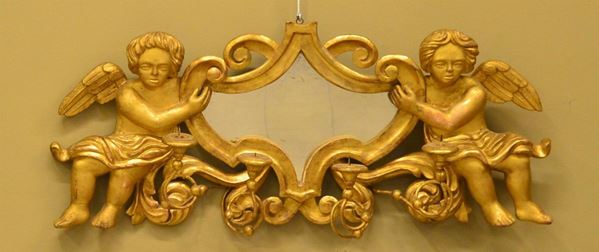 Sovrapporta, fine sec. XIX, in legno laccato e scolpito&nbsp;&nbsp;&nbsp;&nbsp;&nbsp;&nbsp;&nbsp;&nbsp;&nbsp;&nbsp;&nbsp;&nbsp;&nbsp;&nbsp;&nbsp;&nbsp;&nbsp;&nbsp;&nbsp;