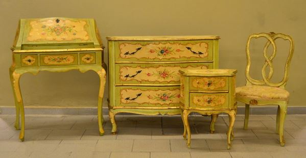 Cassettone, ribalta, comodino e sedia, in stile '700, in legno&nbsp;&nbsp;&nbsp;&nbsp;&nbsp;&nbsp;&nbsp;&nbsp;&nbsp;&nbsp;&nbsp;&nbsp;  - Asta GIOIELLI, ARGENTI, MOBILI E DIPINTI - Poggio Bracciolini Casa d'Aste