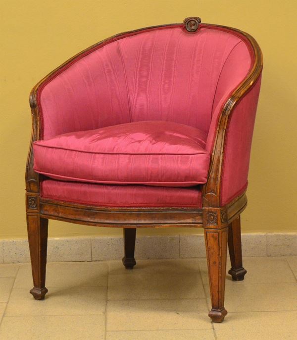 Poltroncina a pozzetto, sec. XIX, in noce sagomato,&nbsp;&nbsp;&nbsp;&nbsp;&nbsp;&nbsp;&nbsp;&nbsp;&nbsp;&nbsp;&nbsp;&nbsp;&nbsp;&nbsp;&nbsp;&nbsp;&nbsp;&nbsp;&nbsp;&nbsp;&nbsp;&nbsp;&nbsp;  - Asta GIOIELLI, ARGENTI, MOBILI E DIPINTI - Poggio Bracciolini Casa d'Aste