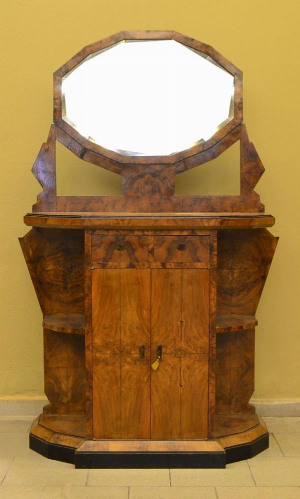 Credenza, Art deco', in radica di noce, scantonata, due&nbsp;&nbsp;&nbsp;&nbsp;&nbsp;&nbsp;&nbsp;&nbsp;&nbsp;&nbsp;&nbsp;&nbsp;&nbsp;&nbsp;&nbsp;&nbsp;&nbsp;&nbsp;&nbsp;