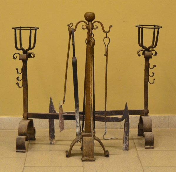 Due alari e attrezzi da camino, sec. XIX, in ferro&nbsp;&nbsp;&nbsp;&nbsp;&nbsp;&nbsp;&nbsp;&nbsp;&nbsp;&nbsp;&nbsp;&nbsp;&nbsp;&nbsp;&nbsp;&nbsp;&nbsp;&nbsp;&nbsp;&nbsp;&nbsp;&nbsp;&nbsp;&nbsp;  - Asta GIOIELLI, ARGENTI, MOBILI E DIPINTI - Poggio Bracciolini Casa d'Aste