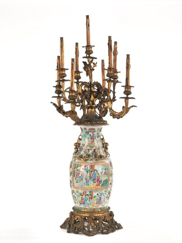 Grande candelabro, sec. XIX, a nove luci in porcellana&nbsp;&nbsp;&nbsp;&nbsp;&nbsp;&nbsp;&nbsp;&nbsp;&nbsp;&nbsp;&nbsp;&nbsp;&nbsp;&nbsp;&nbsp;&nbsp;&nbsp;&nbsp;&nbsp;&nbsp;&nbsp;&nbsp;&nbsp;&nbsp;&nbsp;&nbsp;&nbsp;&nbsp;