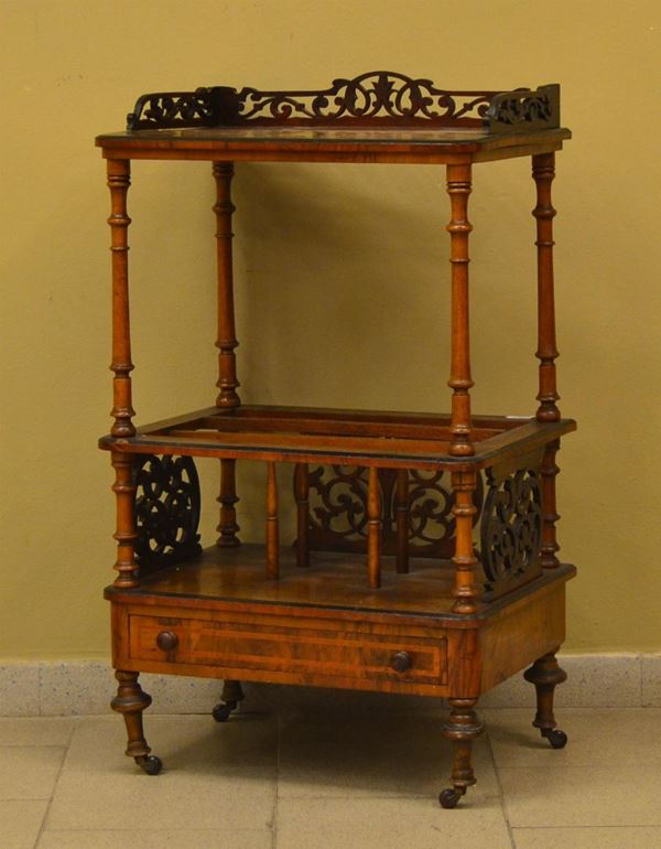 Etagere, Francia, inizi sec. XX, in radica&nbsp;&nbsp;&nbsp;&nbsp;&nbsp;&nbsp;&nbsp;&nbsp;&nbsp;&nbsp;&nbsp;&nbsp;&nbsp;&nbsp;&nbsp;&nbsp;&nbsp;&nbsp;&nbsp;&nbsp;&nbsp;&nbsp;&nbsp;&nbsp;&nbsp;&nbsp;&nbsp;&nbsp;&nbsp;&nbsp;&nbsp;&nbsp;