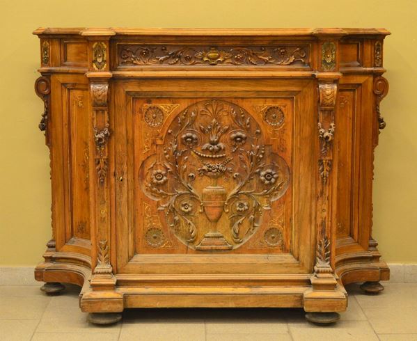 Credenza, sec. XX, in legno dolce scolpito&nbsp;&nbsp;&nbsp;&nbsp;&nbsp;&nbsp;&nbsp;&nbsp;&nbsp;&nbsp;&nbsp;&nbsp;&nbsp;&nbsp;&nbsp;&nbsp;&nbsp;&nbsp;&nbsp;&nbsp;&nbsp;&nbsp;&nbsp;&nbsp;&nbsp;&nbsp;&nbsp;&nbsp;&nbsp;&nbsp;&nbsp;&nbsp;