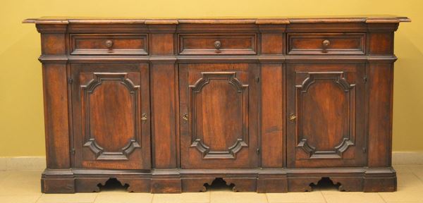 Credenza, in stile '700, in noce sformellato,tre cassetti e tre sportelli,