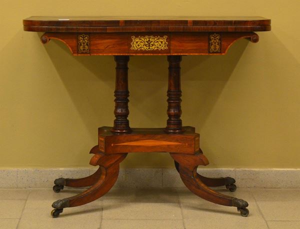 Tavolino da gioco, Francia, inizi sec. XX, in radica,&nbsp;&nbsp;&nbsp;&nbsp;&nbsp;&nbsp;&nbsp;&nbsp;&nbsp;&nbsp;&nbsp;&nbsp;&nbsp;&nbsp;&nbsp;&nbsp;&nbsp;&nbsp;&nbsp;&nbsp;&nbsp;