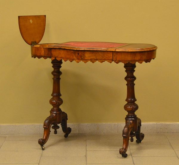 Tavolino da lavoro, Francia, inizi sec. XX, in noce,&nbsp;&nbsp;&nbsp;&nbsp;&nbsp;&nbsp;&nbsp;&nbsp;&nbsp;&nbsp;&nbsp;&nbsp;&nbsp;&nbsp;&nbsp;&nbsp;&nbsp;&nbsp;&nbsp;&nbsp;&nbsp;&nbsp;  - Asta GIOIELLI, ARGENTI, MOBILI E DIPINTI - Poggio Bracciolini Casa d'Aste