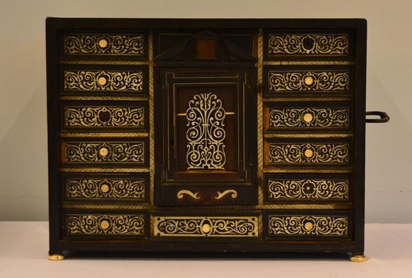 Piccolo monetiere, sec. XIX, in legno laccato con intersi&nbsp;&nbsp;&nbsp;&nbsp;&nbsp;&nbsp;&nbsp;&nbsp;&nbsp;&nbsp;&nbsp;&nbsp;&nbsp;&nbsp;&nbsp;&nbsp;&nbsp;  - Asta GIOIELLI, ARGENTI, MOBILI E DIPINTI - Poggio Bracciolini Casa d'Aste