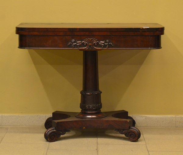 Tavolino da gioco, Inghilterra, inizi sec. XX, in mogano,&nbsp;&nbsp;&nbsp;&nbsp;&nbsp;&nbsp;&nbsp;&nbsp;&nbsp;&nbsp;&nbsp;&nbsp;&nbsp;&nbsp;&nbsp;&nbsp;&nbsp;  - Asta GIOIELLI, ARGENTI, MOBILI E DIPINTI - Poggio Bracciolini Casa d'Aste