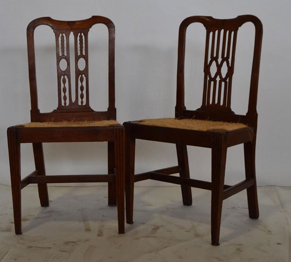 Due sedie, sec. XVIII,&nbsp; in noce, gambe  - Asta GIOIELLI, ARGENTI, MOBILI E DIPINTI - Poggio Bracciolini Casa d'Aste