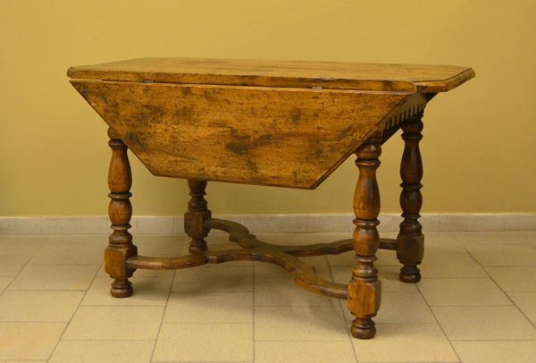 Tavolo a bandelle, sec. XVIII, in noce, gambe tornite  - Asta GIOIELLI, ARGENTI, MOBILI E DIPINTI - Poggio Bracciolini Casa d'Aste