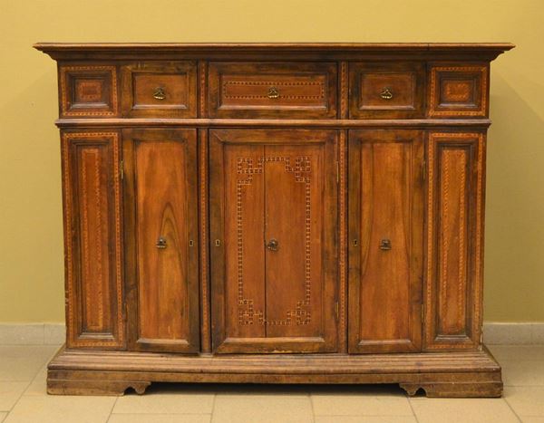 Credenza, in stile '700, in noce intarsiato    - Asta GIOIELLI, ARGENTI, MOBILI E DIPINTI - Poggio Bracciolini Casa d'Aste