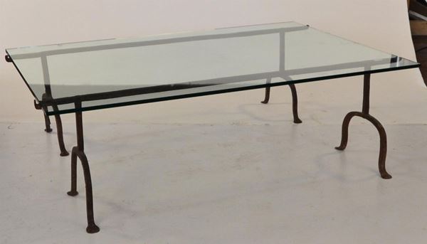 Tavolo, sec. XX, piano in cristallo, gambe&nbsp;&nbsp;&nbsp;&nbsp;&nbsp;&nbsp;&nbsp;&nbsp;&nbsp;&nbsp;&nbsp;&nbsp;&nbsp;&nbsp;&nbsp;&nbsp;&nbsp;&nbsp;&nbsp;&nbsp;&nbsp;&nbsp;&nbsp;&nbsp;&nbsp;&nbsp;&nbsp;&nbsp;&nbsp;&nbsp;&nbsp;&nbsp;