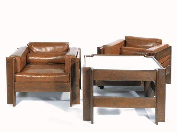 Coppia di poltrone e tavolino da caffè fine anni 60, in noce e pelle,     